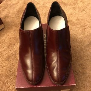 Dark red bootie pumps
